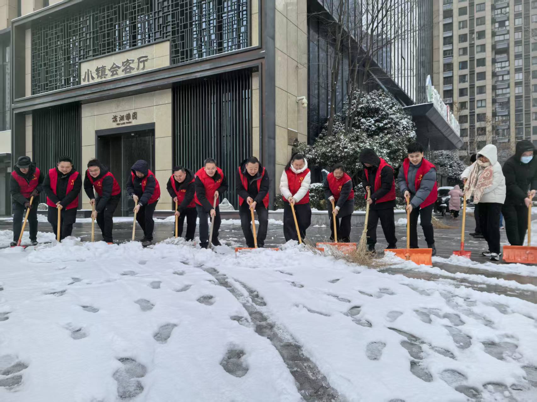 黨建引領(lǐng)齊行動(dòng) 掃雪除冰護(hù)暢通——省城市更新集團(tuán)等三家公司全力保障雪后出行安全